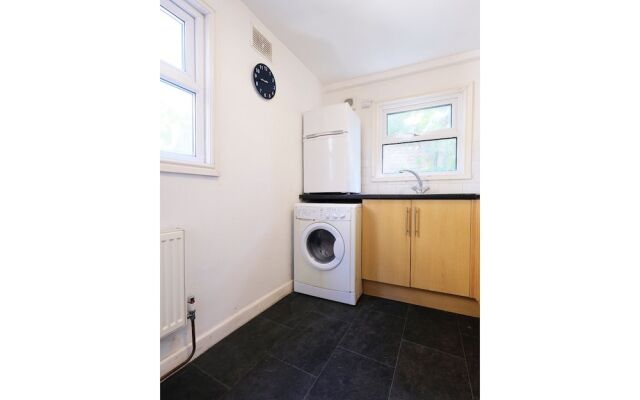 Quiet and Spacious 2-bedroom Flat , Sleeps 4