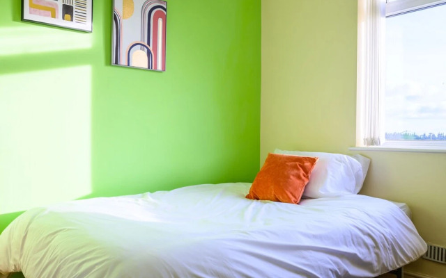 Fawr Place by  Tŷ SA