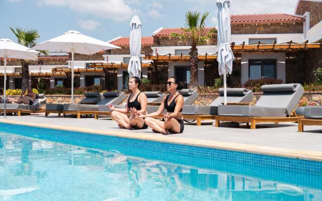 Akrolithos luxury suites