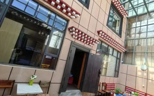 Yaju Homestay Youth Hostel (Dukezong Ancient City East Gate)