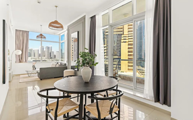 HiGuests - Exceptional Apt with Furnished Terrace By the Sea