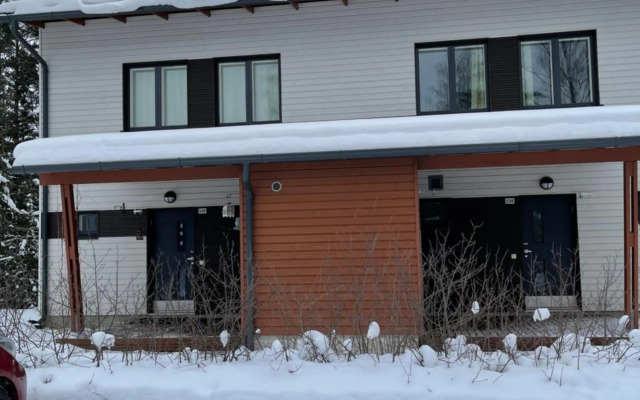 Дом у спа-центра и озера