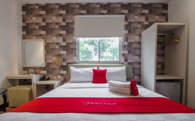 RedDoorz Plus near Mangga Besar Station 2