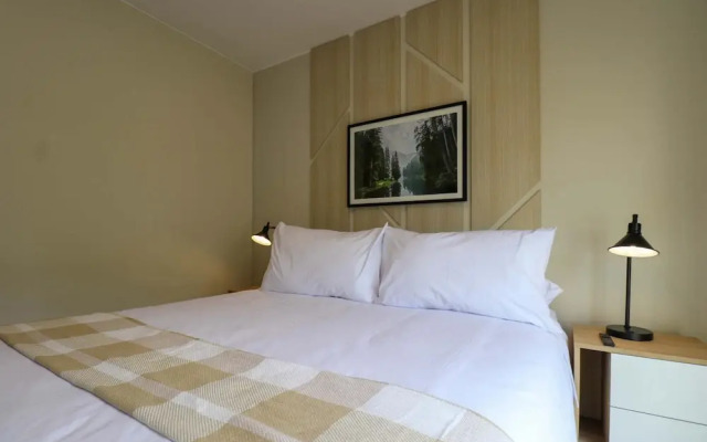 w Radiant 2BR w Great Balcony Near Kennedy Park