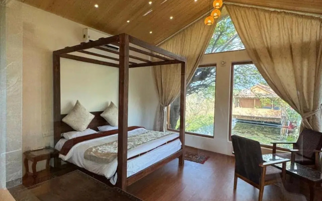 1 BR Houseboat in Nigeen Lake, Srinagar, by GuestHouser (7FFB)