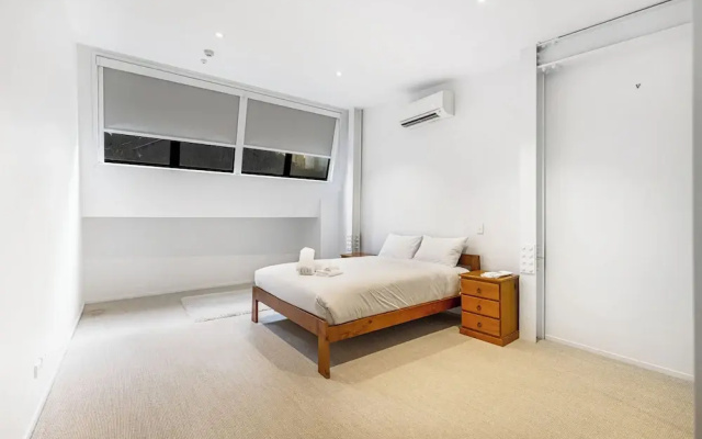 Contemporary 1BR Queen St. Retreat by Zodiak Stays