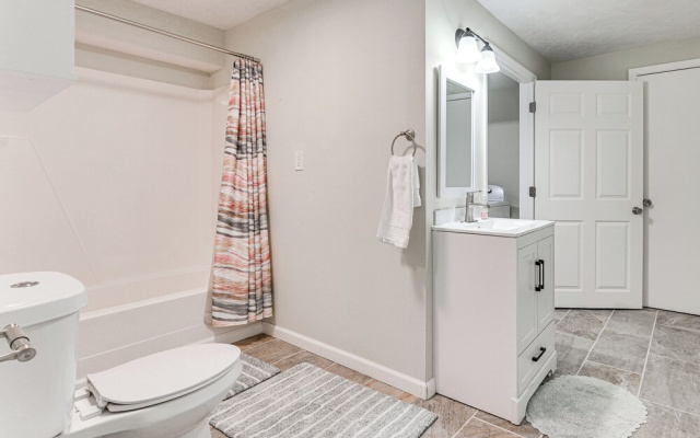 Near Bruce's Field, Downtown & Hospital! Cozy Unit