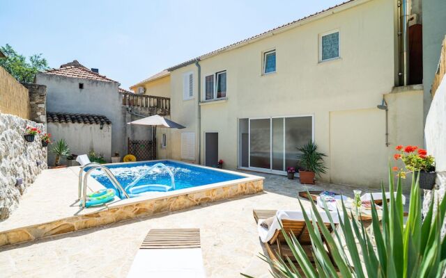Awesome Home in Drvenik With Wifi and 5 Bedrooms