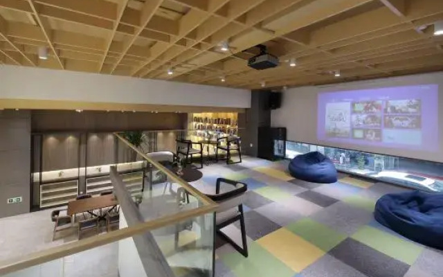 Taizhou Zhonghua Mould Theme Hotel