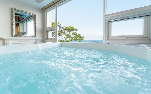 Pohang Pinewave Sea & Spa Pension