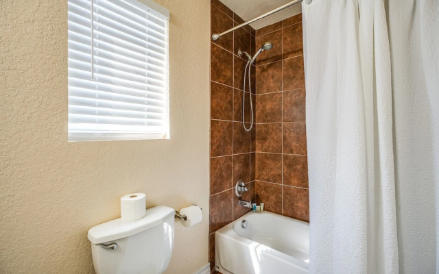 San Antonio Townhome ~ 2 Mi to Aquarium!