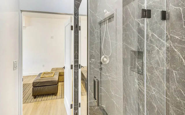 4 Mi to Sofi Stadium: Pet-friendly LA Area Home