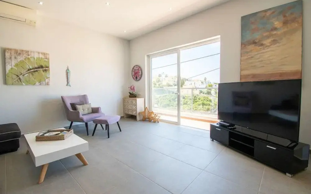 12a Travessa da Nau Modernised yet Traditional h