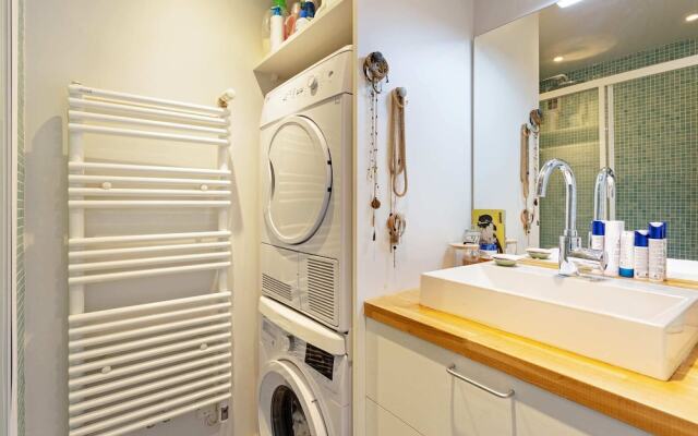 Bright and Modern Apt With Patio in Paris 18th!