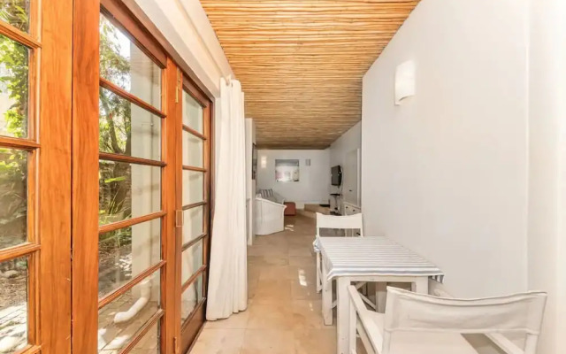 Tropical 1BD Hideaway Near Queens Beach, Fresnaye!