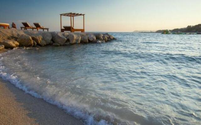 Split on the beach, 2 floors & wide terrace