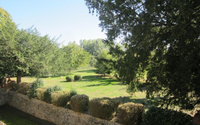 Le Manoir Aux Douves