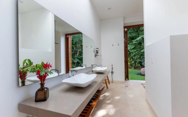 w Glowing 4BR Villa w Pool at Mesa de Yeguas