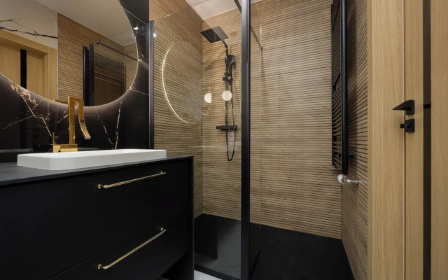 Apartment With Parking by Renters