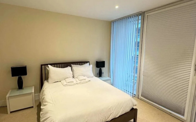 Contemporary 2BD Flat W/balcony Canary Wharf!