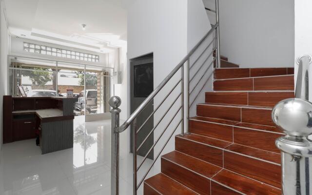 RedDoorz Plus near RS Royal Prima