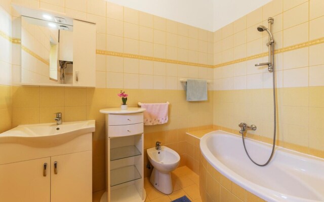 Amazing Apartment in Vinkuran With 2 Bedrooms