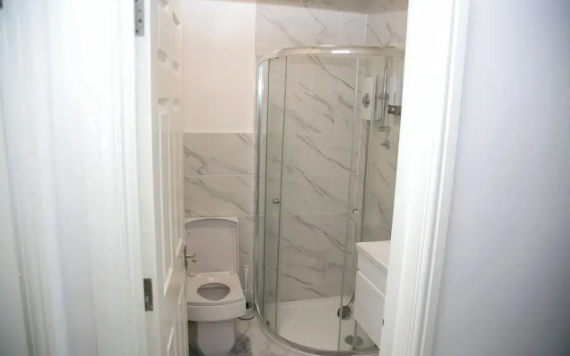 2 Bed Flat - Sleeps 3 - Wifi - Parking