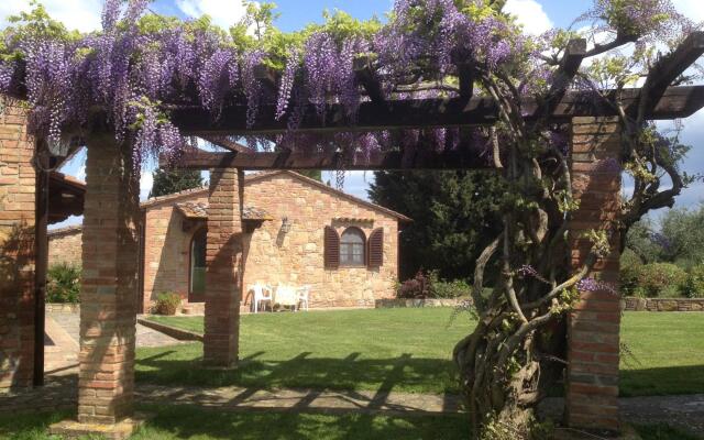 Romola Retreat: Tuscan Escape