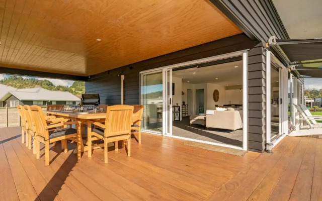 Sundaze Escape - Cooks Beach Holiday Home
