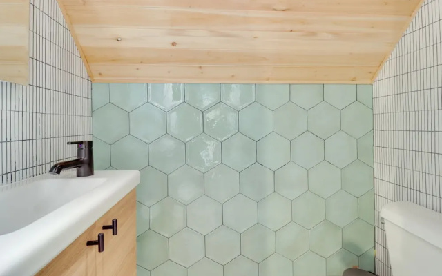 Community Beach Access: Modern Poconos Cabin!