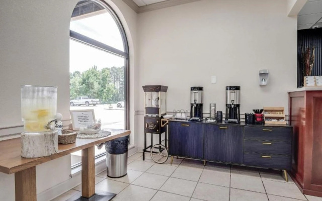 Cottonwood Suites Savannah Hotel & Conference Center