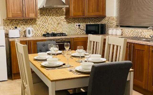 Cheerful home near City Centre,Station& RaceCourse