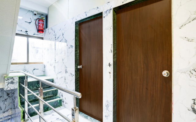 Super Hotel O Khar East Near Railway Station