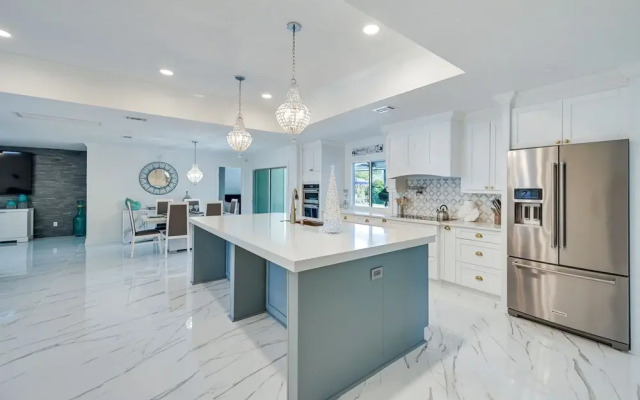 Pool & Spa: Luxe Home in Naples!