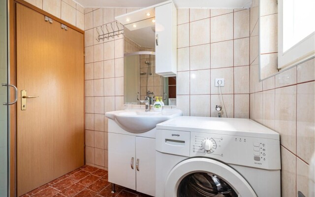 Nice Apartment in Rovanjska With 2 Bedrooms and Wifi
