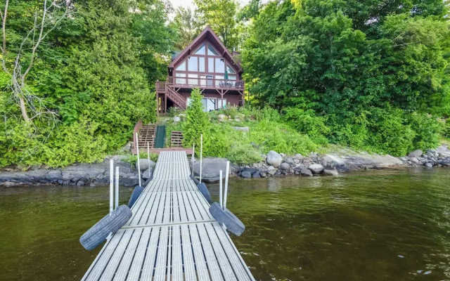 'sweet Serenity' Schroon Lake Family Retreat!