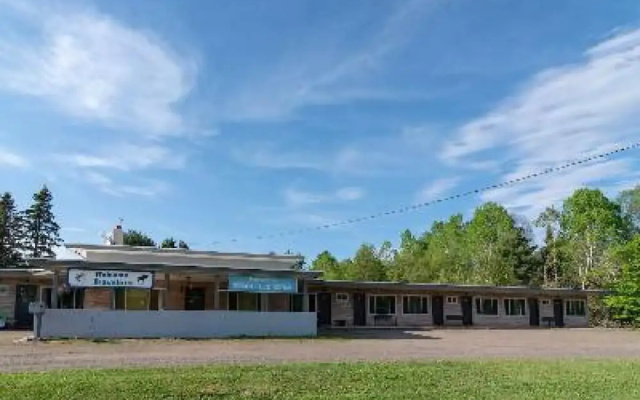 Three Lakes Motel