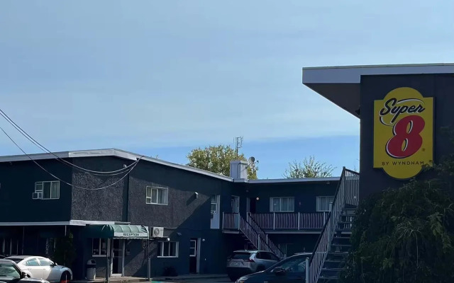 Super 8 by Wyndham Montreal