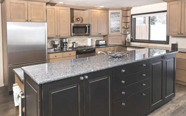 814 Eagle Dr. 4 Bedroom Home by RedAwning