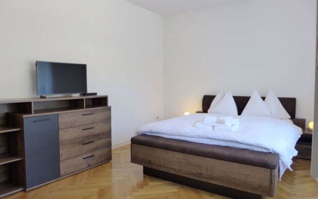 Henrys Apartment 100