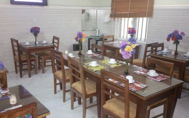 Nue-Crest Hotels And Suites