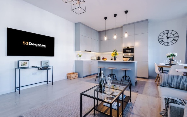 New Stylish City-centre Flat w Parking Sleeps 4