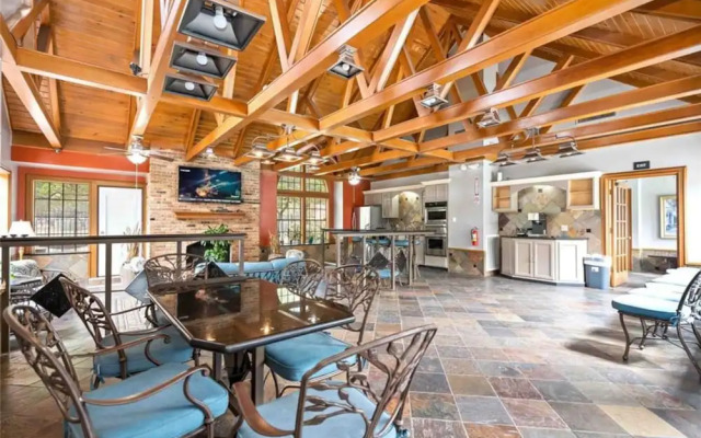 Upscale 1BR Condo in Med Center