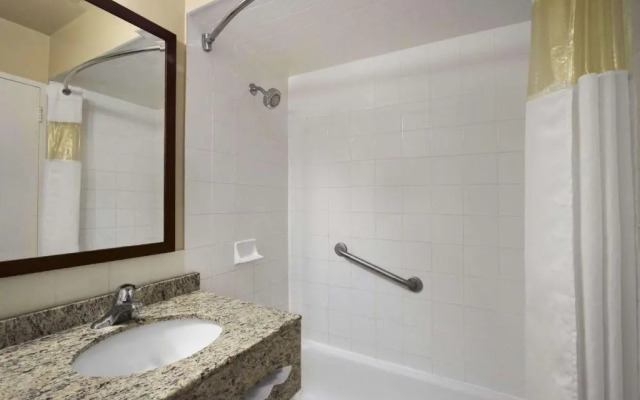 Travelodge By Wyndham Richmond Hill