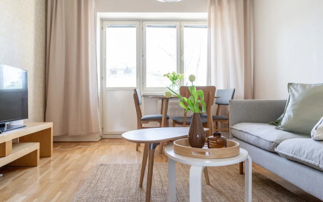 2 Bedroom apartment Steps from the Metro