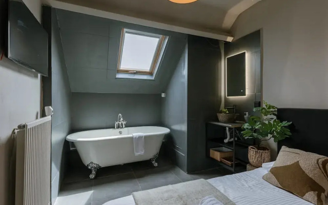 Chic Rooftop Apartment in Antwerp s Shopping hub