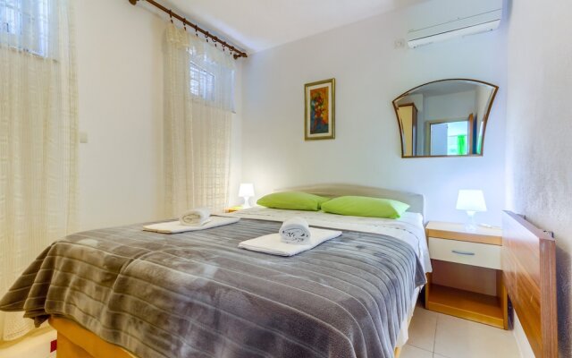 2-bdr apt With Shared Garden, 3 min Walk to Beach