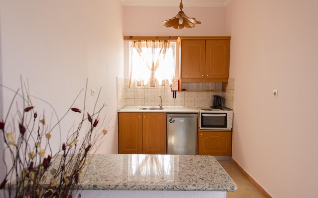 Makis Studios & Apartments