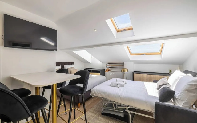 Large Renovated Studio - Bright - 1br/4p