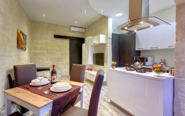 Charming Seafront House In Kalkara